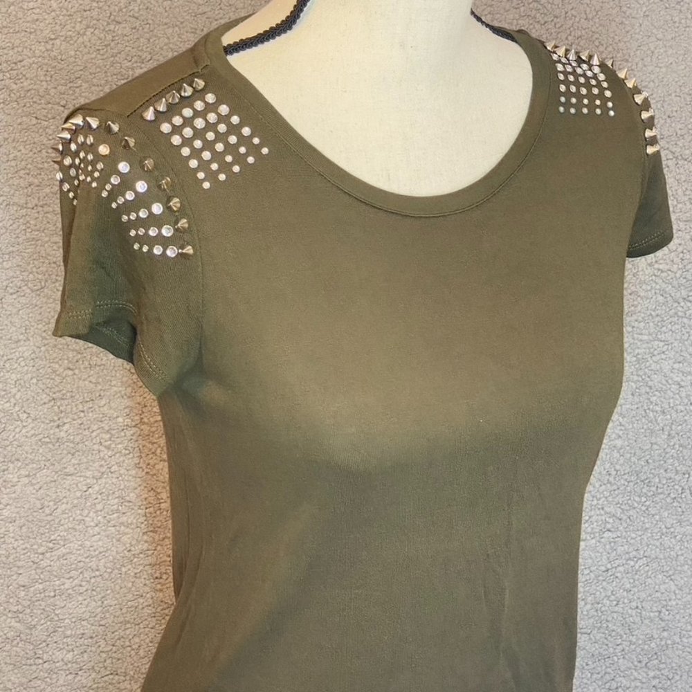 Forever 21 T-Shirt Studded Embellished Shoulders Olive Green Size Small